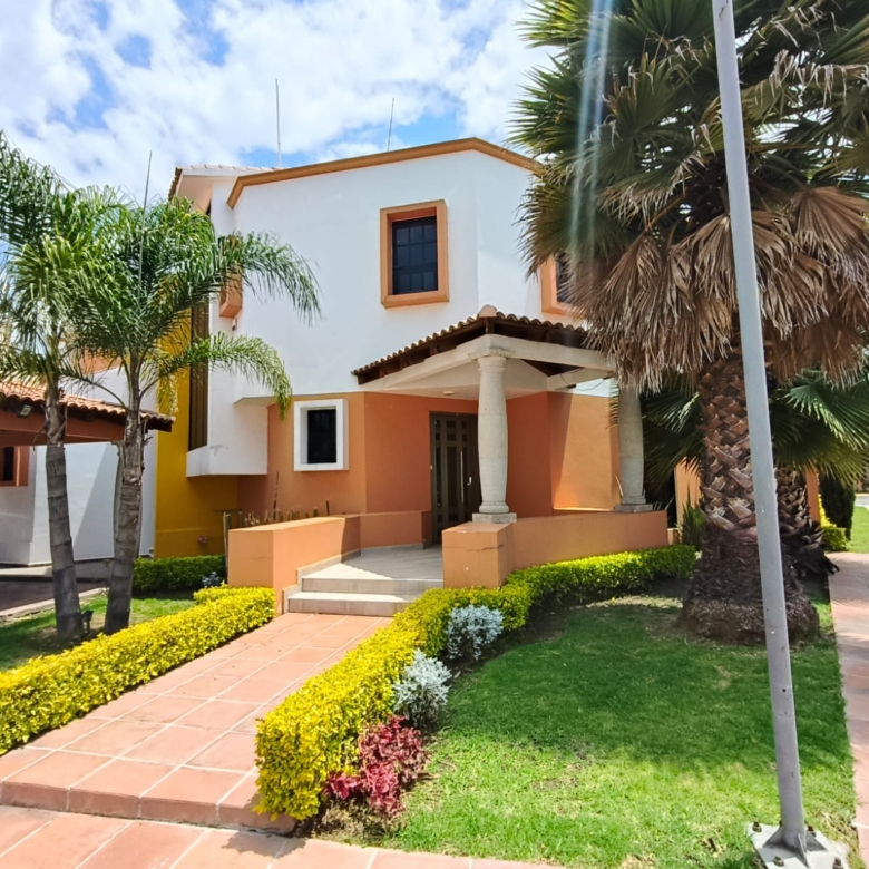 CASA EN VENTA EN FRACCIONAMIENTO VALLE DEL MOLINO.