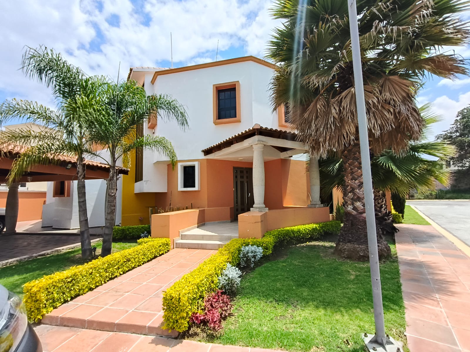 CASA EN VENTA EN FRACCIONAMIENTO VALLE DEL MOLINO.