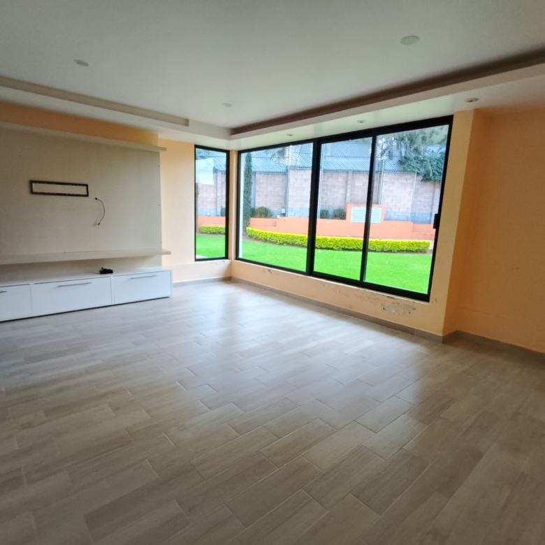 CASA EN VENTA EN FRACCIONAMIENTO VALLE DEL MOLINO.
