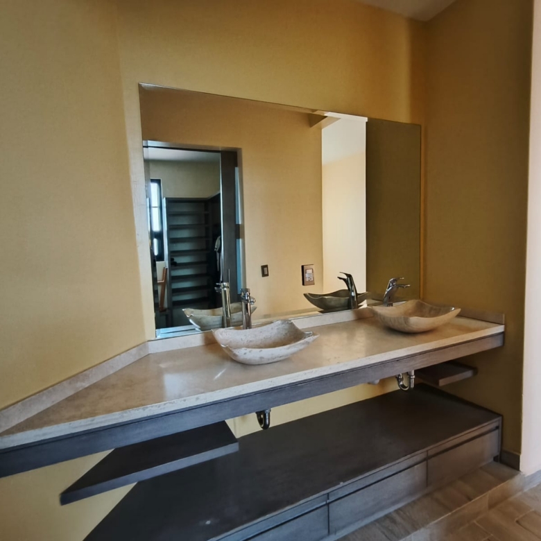 CASA EN VENTA EN FRACCIONAMIENTO VALLE DEL MOLINO.