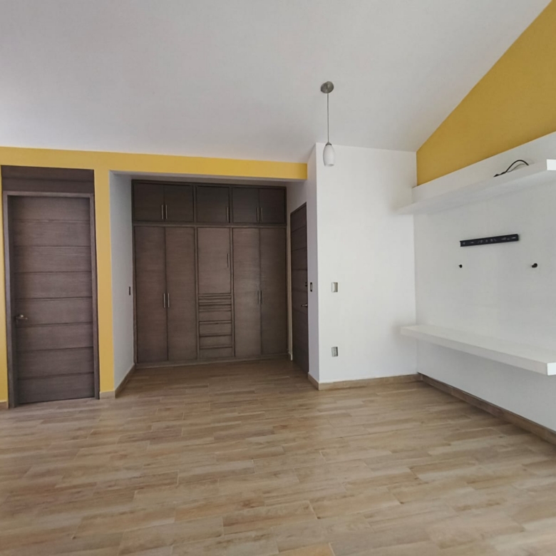 CASA EN VENTA EN FRACCIONAMIENTO VALLE DEL MOLINO.