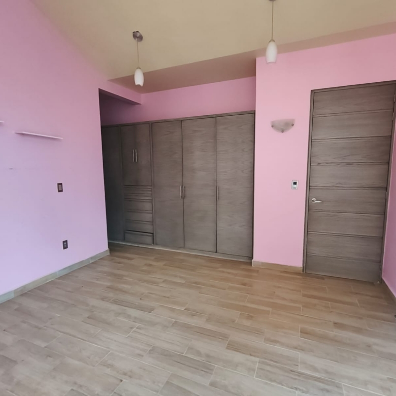 CASA EN VENTA EN FRACCIONAMIENTO VALLE DEL MOLINO.