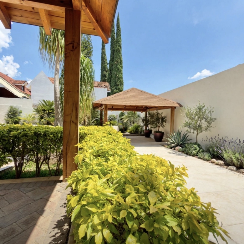 Residencia en San Felipe del Agua – 4 Suites – Uso Hotel Boutique – $35 MDP – Retorno de inversion inmediato