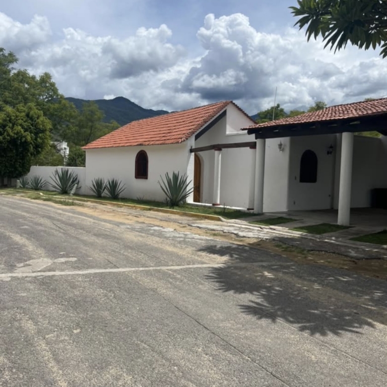 Casa en venta en Club de Golf – San Agustin Etla, Oaxaca – 2 Recamaras – Alberca Privada